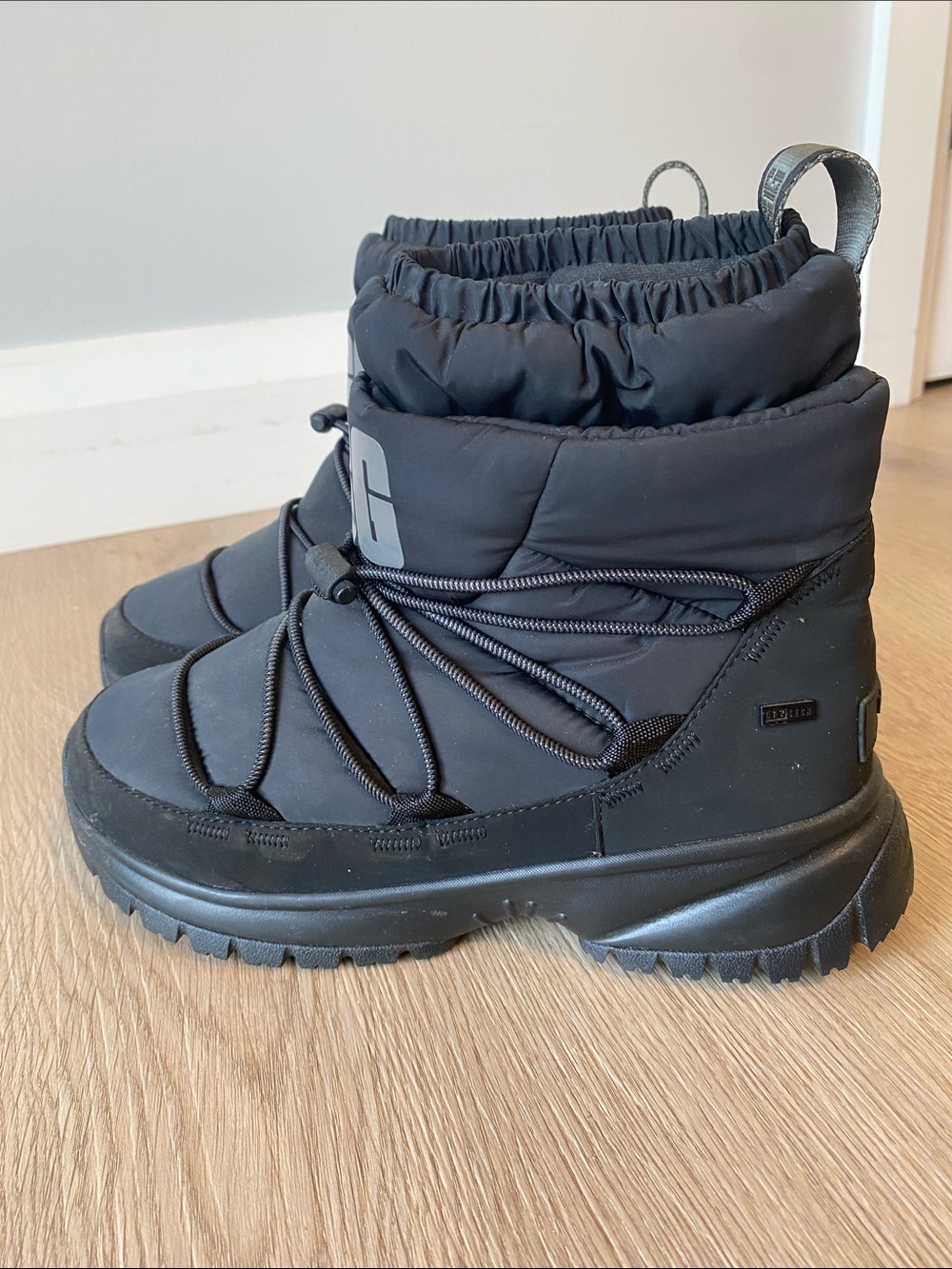 UGG Black Insulated Snow Boots Women’s Size 9 Winter Lace Up - Picture 3 of 9